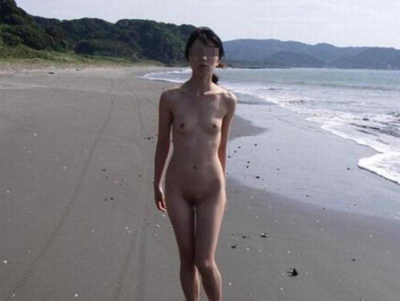 【おっぱい エロ画像】こんなに日本人女性がオッパイを出しているのにヌーディストビーチを作らないのかよ！！！のサムネイル