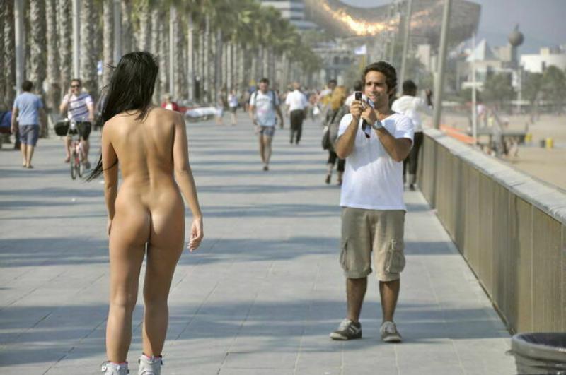 ローラースケートエロ画像15枚 全裸で公道走ってる変態外人スポーツ集めてみたのサムネイル
