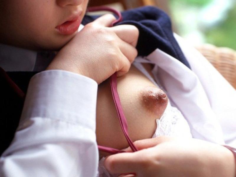 発育が極めてよい女子校生の生乳画像のサムネイル