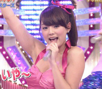 【Ｇカップ】ロリ巨乳篠崎愛ちゃんはデカ乳が気になって歌えないことが判明！のサムネイル