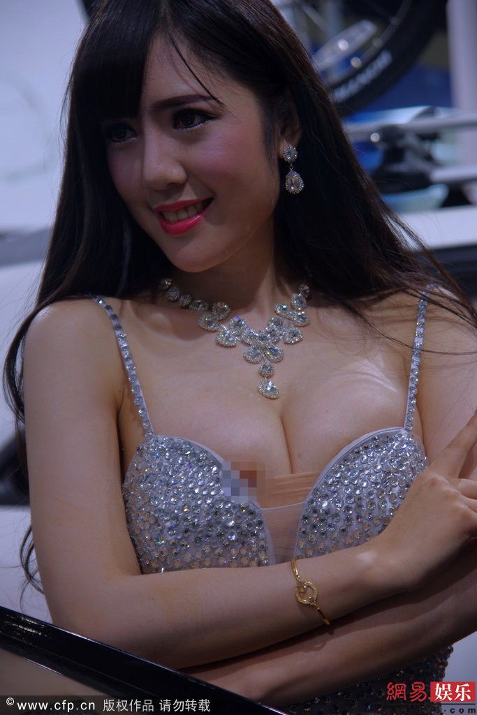 中国のモーターショーで巨乳キャンギャルが乳首モロ出し001