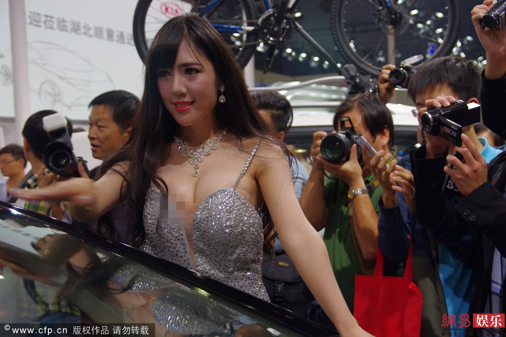 中国のモーターショーで巨乳キャンギャルが乳首モロ出し009