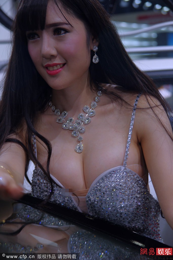 中国のモーターショーで巨乳キャンギャルが乳首モロ出し010