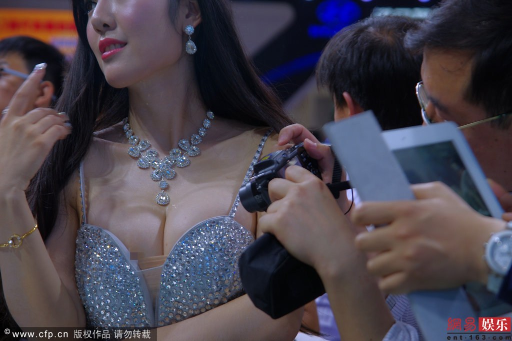 中国のモーターショーで巨乳キャンギャルが乳首モロ出し011