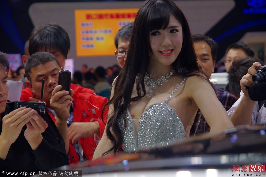 中国のモーターショーで巨乳キャンギャルが乳首モロ出し012