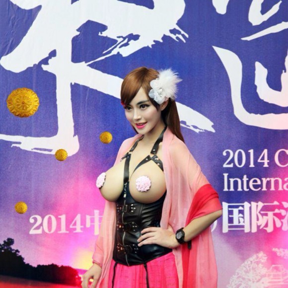 中国モーターショーの巨乳キャンギャルのデカ乳丸出しがエロ過ぎと話題に011