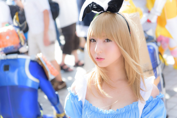 コスプレイヤーが公然の場でエロいおっぱいを晒してる件のサムネイル