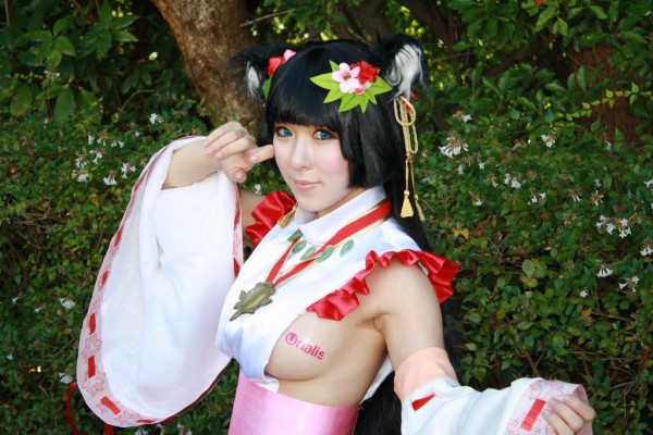 TGS2015でグラドル雨宮留菜の巫女コスでHカップがほぼ見えてるｗｗｗのサムネイル