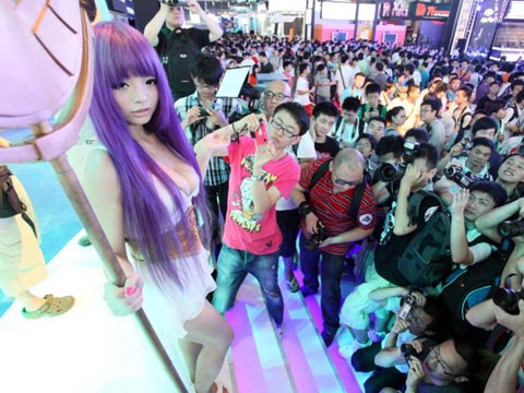 中国コスプレイヤーの乳をいろんな角度から激写のサムネイル