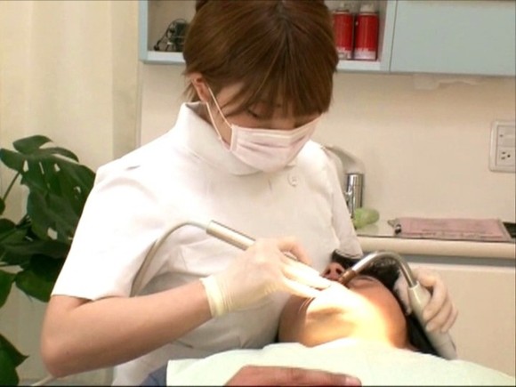 【おっぱい エロ画像】こんな、おっぱいを押し付ける歯科衛生士がいたら何回でも通いたいわなｗｗｗ006