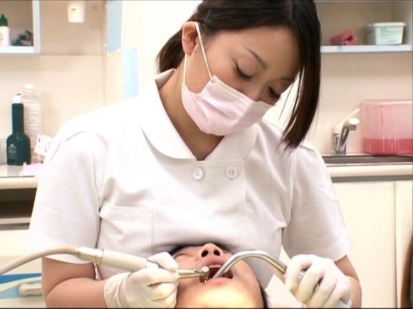 【おっぱい エロ画像】こんな、おっぱいを押し付ける歯科衛生士がいたら何回でも通いたいわなｗｗｗ007
