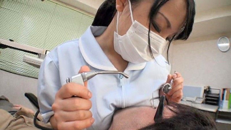 【おっぱい エロ画像】こんな、おっぱいを押し付ける歯科衛生士がいたら何回でも通いたいわなｗｗｗ010