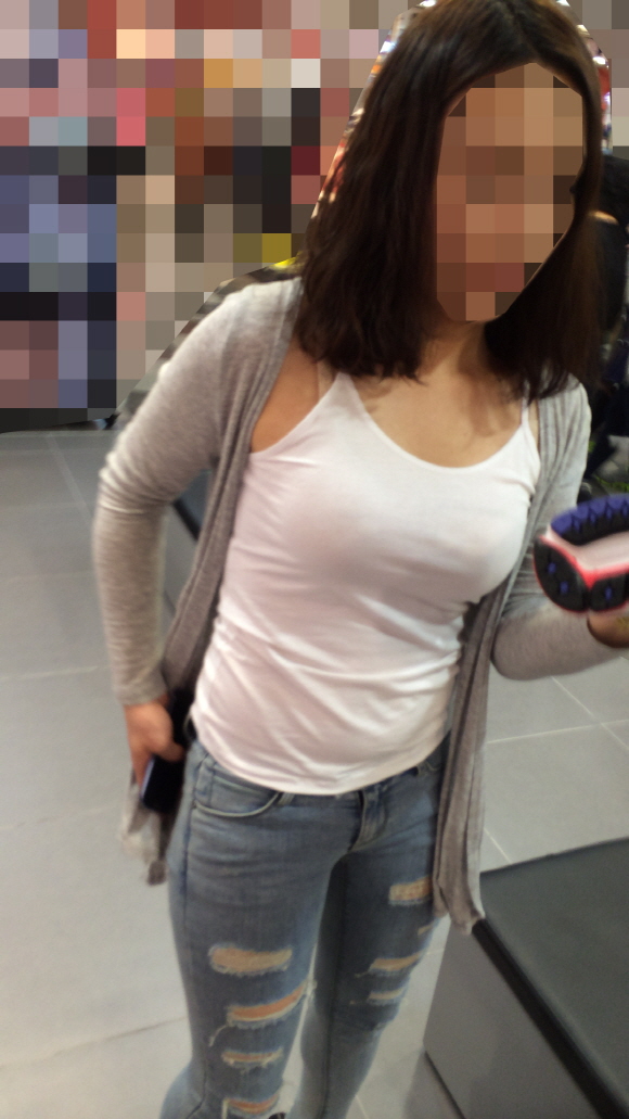 デパートで買い物している女性が超爆乳で思わず鼻血が( ﾟ∀ﾟ)･∵. ｸﾞﾊｯ!!032