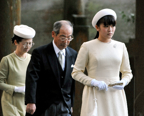 秋篠宮家の眞子さまは巨乳で佳子さまは美乳。素晴らしいオッパイを持つ皇族ですなｗｗｗ002