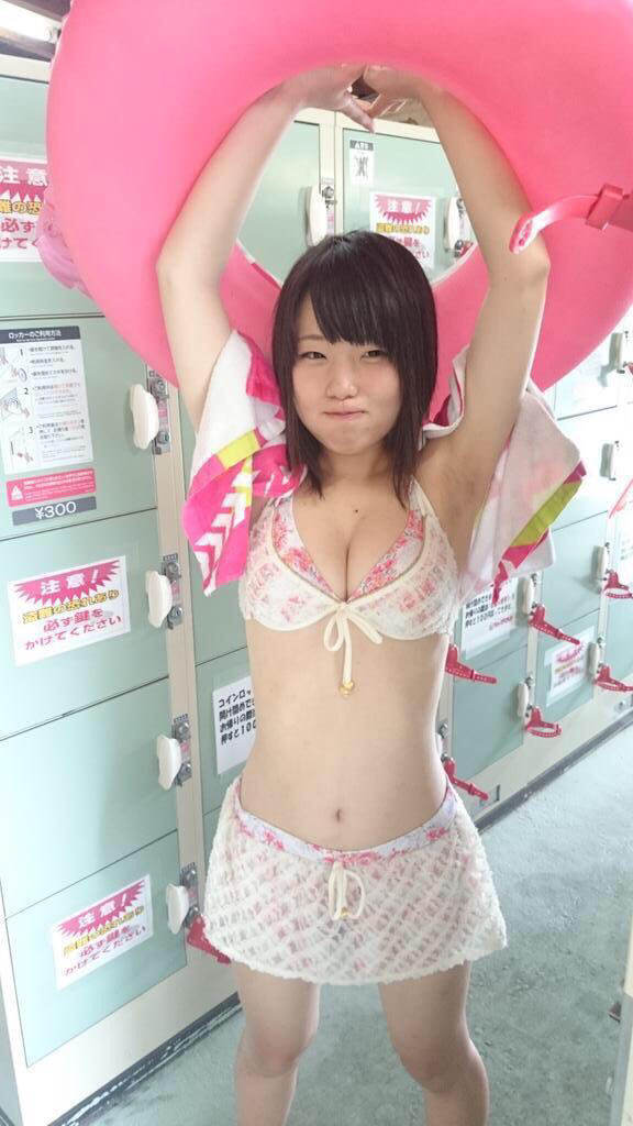 巨乳水着美女が自撮りならぬ他人撮りでSNSに画像をUPしていた( ´∀｀)022