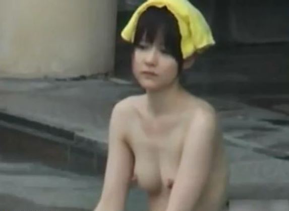 露天風呂で油断している女性の裸体を盗撮！リアルに過ぎてエロ杉ｗｗｗ024