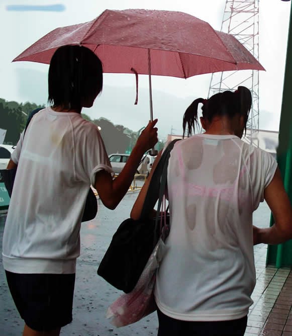 どうも梅雨です。そろそろ風物詩「雨で濡れ透けなおっぱい」のシーズンなんで仕事します。011