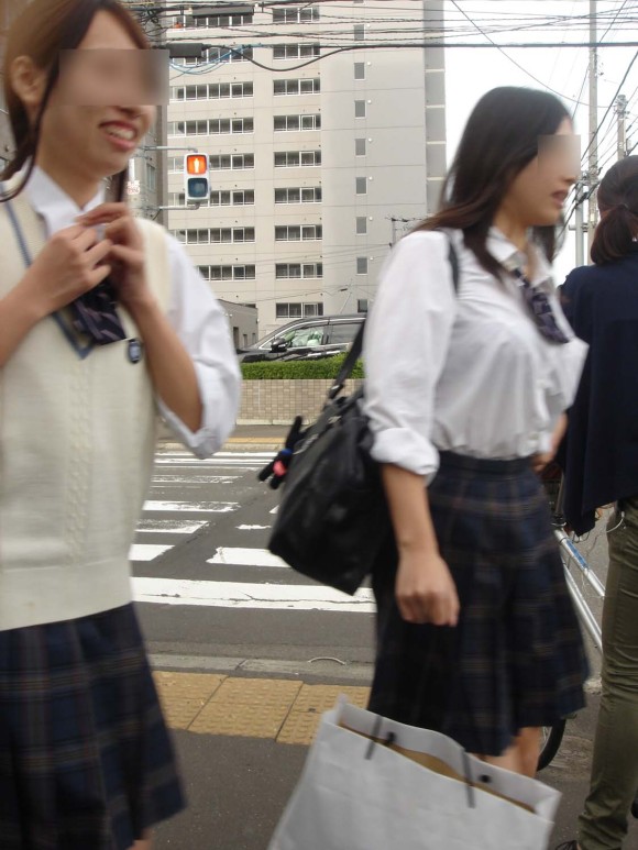 【制服 エロおっぱい】ぱっつんぱっつんに張った制服シャツの胸元がエロすぎる！！004