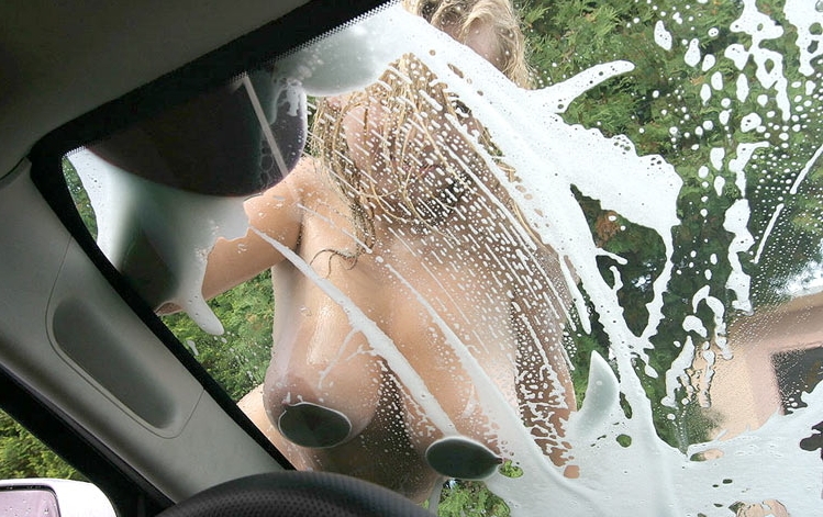 巨乳のお姉さんに洗車してもらうとこうなるwww019