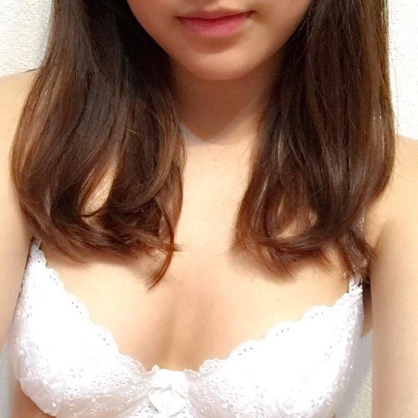 ツイッターのエロ投稿！おっぱい自撮りで晒しちゃってる女の子009