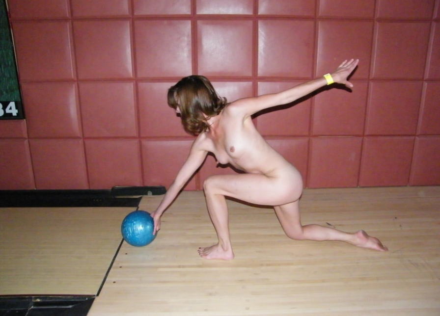 【スポーツ エロ】全裸でスポーツ楽しむ女性の乳揺れは、半端なくエロい！031