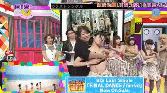 おっぱいポロリGIF画像120枚 芸能人やAV女優・外人美女の巨乳がこぼれるハプニングのタイミング集めてみた030