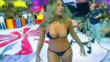 おっぱいポロリGIF画像120枚 芸能人やAV女優・外人美女の巨乳がこぼれるハプニングのタイミング集めてみた145