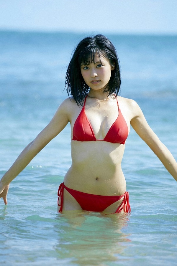 小島瑠璃子さんが「痩せすぎ」か水着で確かめよう!!038