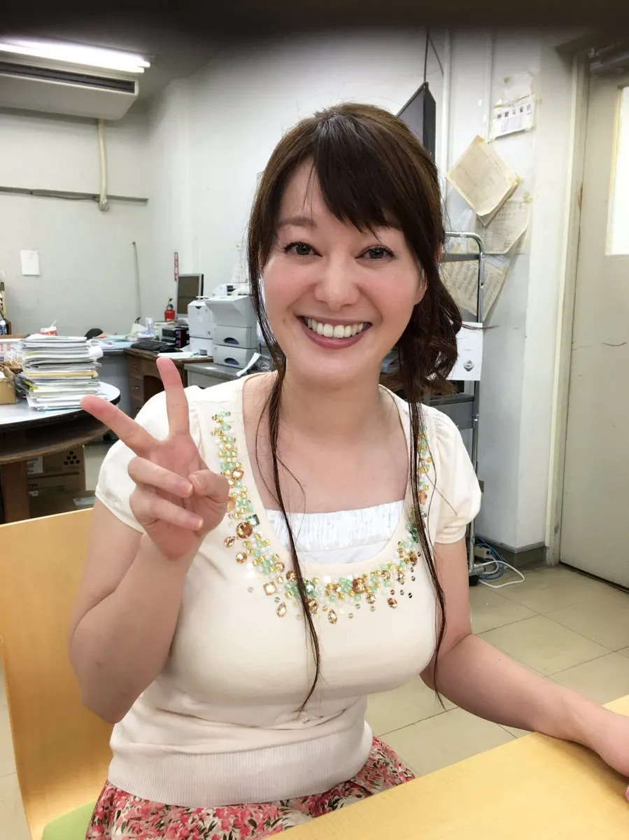 女子アナエロ画像140枚 巨乳アナウンサーベスト17やパンチラ・胸チラハプニングまとめ019