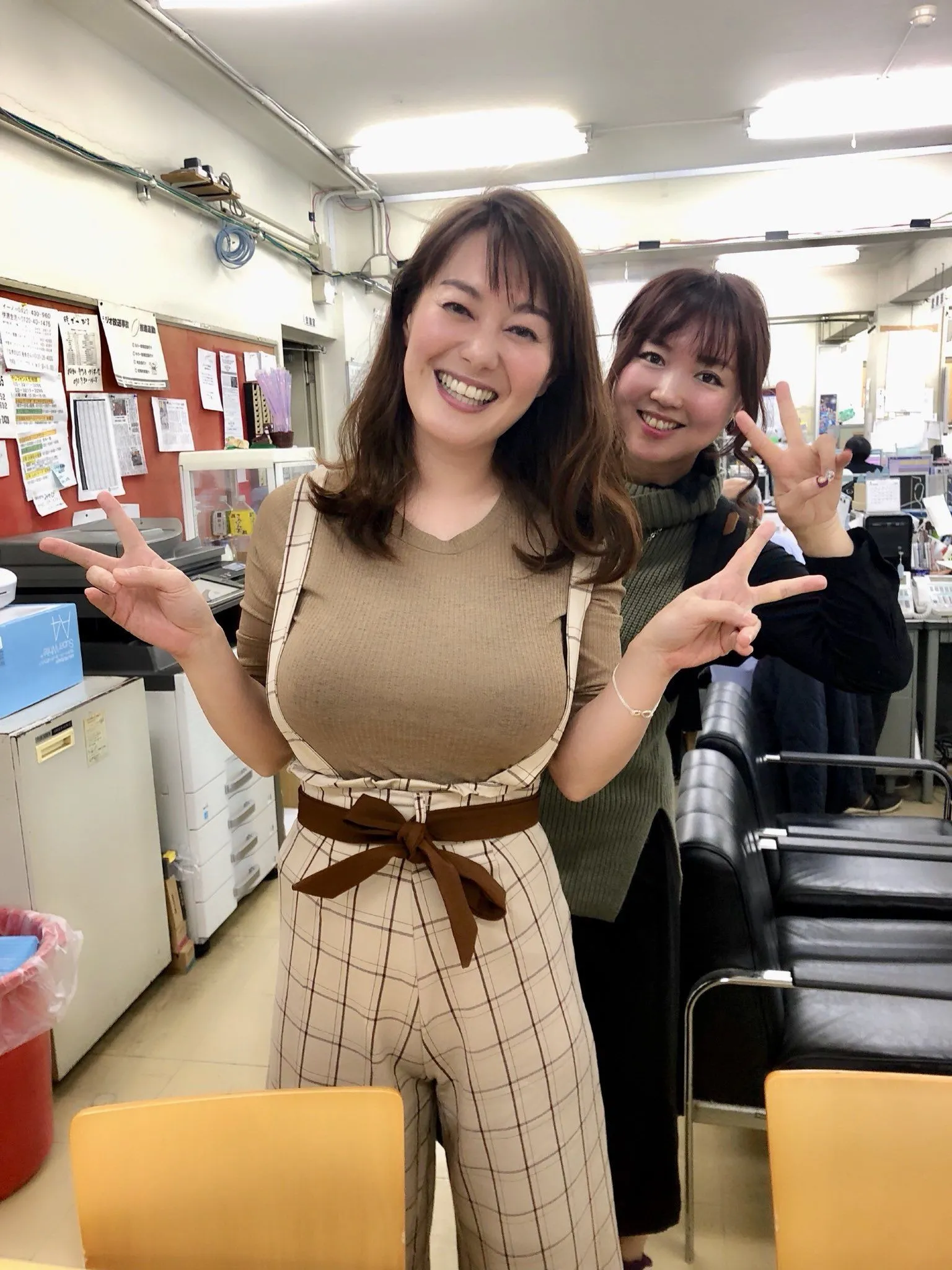 女子アナエロ画像140枚 巨乳アナウンサーベスト17やパンチラ・胸チラハプニングまとめ020