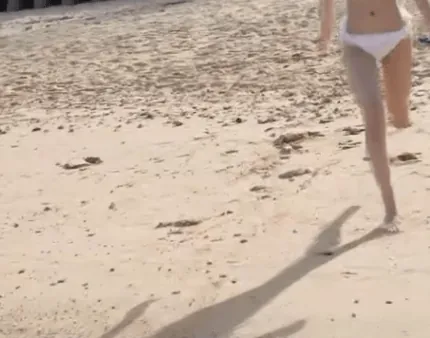 グラビアエロGIF画像120枚 水着姿ではしゃぐグラドルたちのおっぱいがバインバイン暴れてる件020