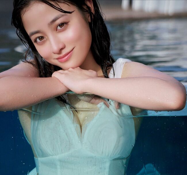 橋本環奈の巨乳谷間やグラビア画像659枚 おっぱいが大きい清純派女優の谷間や水着姿、お宝チラリショットまとめ001