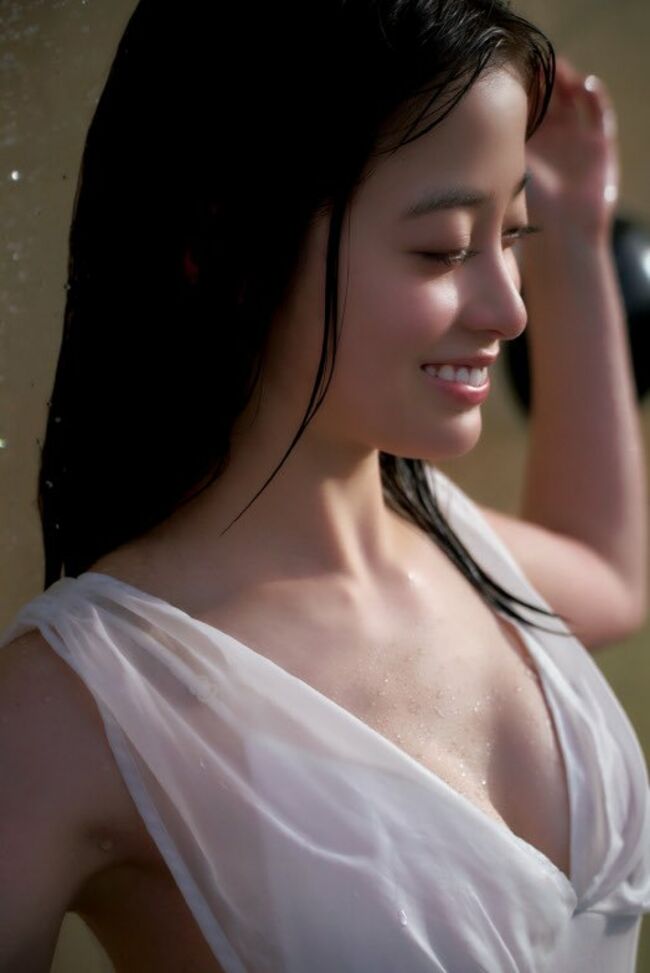 橋本環奈の巨乳谷間やグラビア画像659枚 おっぱいが大きい清純派女優の谷間や水着姿、お宝チラリショットまとめ005