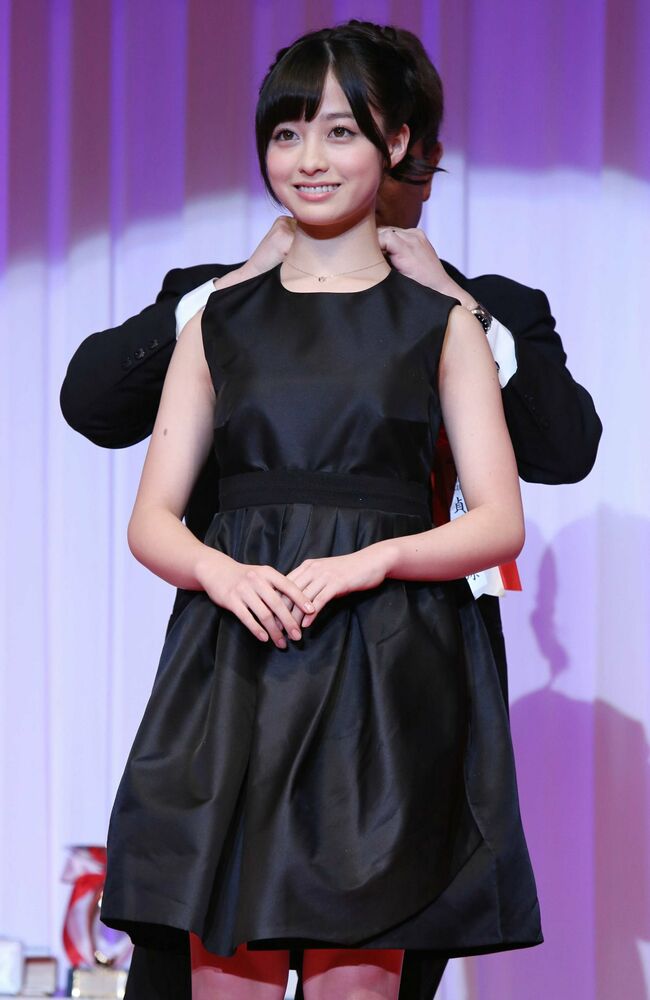 橋本環奈の巨乳谷間やグラビア画像659枚 おっぱいが大きい清純派女優の谷間や水着姿、お宝チラリショットまとめ103