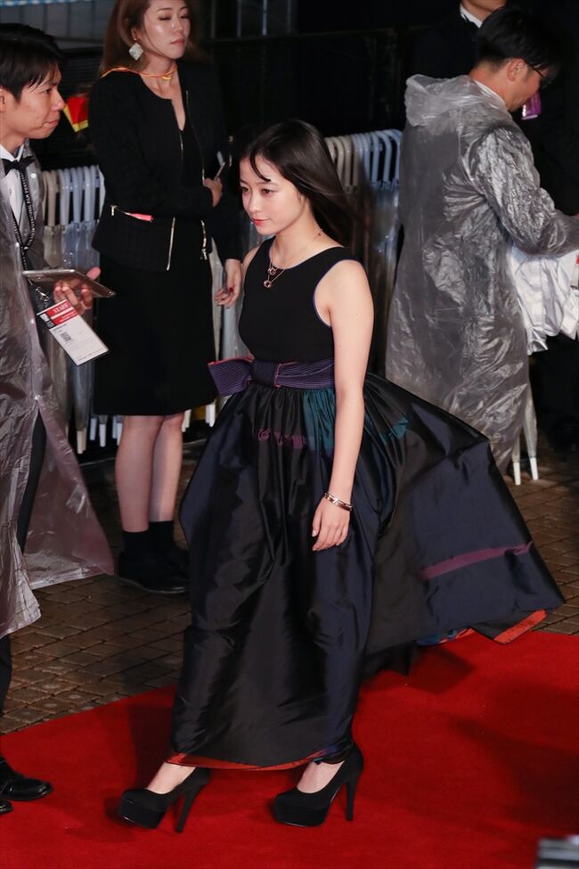 橋本環奈の巨乳谷間やグラビア画像659枚 おっぱいが大きい清純派女優の谷間や水着姿、お宝チラリショットまとめ109