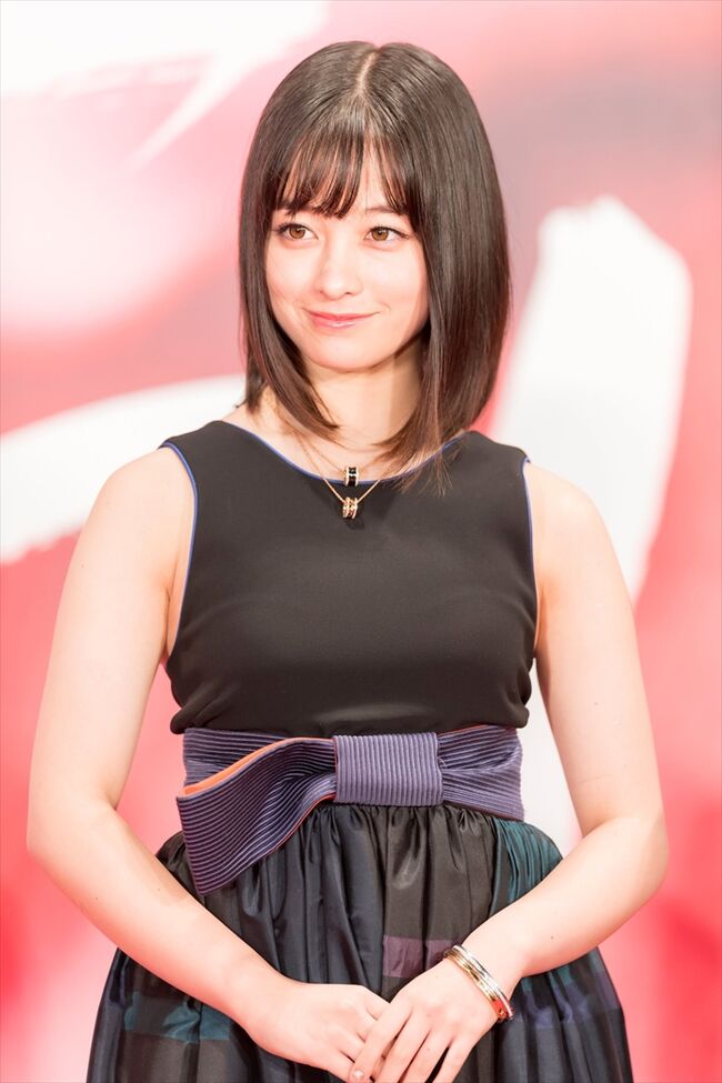 橋本環奈の巨乳谷間やグラビア画像659枚 おっぱいが大きい清純派女優の谷間や水着姿、お宝チラリショットまとめ111