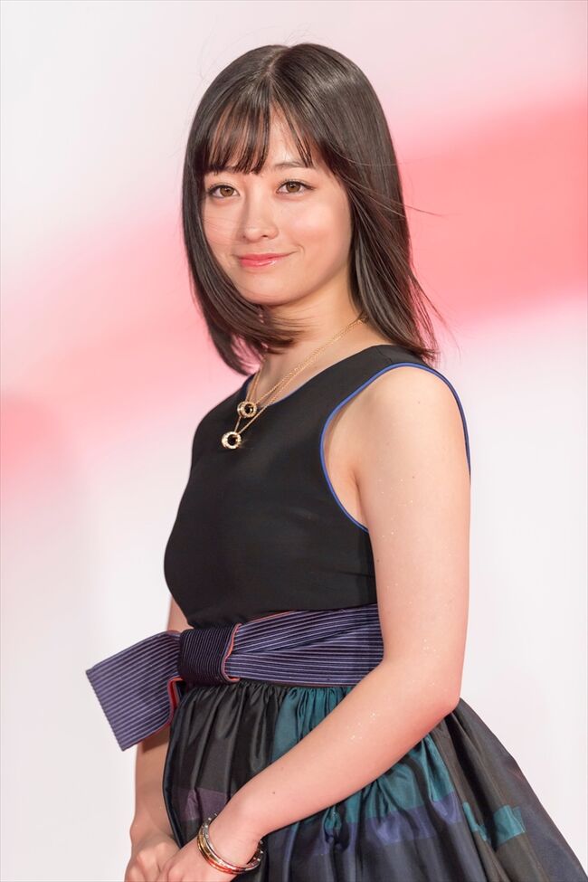 橋本環奈の巨乳谷間やグラビア画像659枚 おっぱいが大きい清純派女優の谷間や水着姿、お宝チラリショットまとめ112