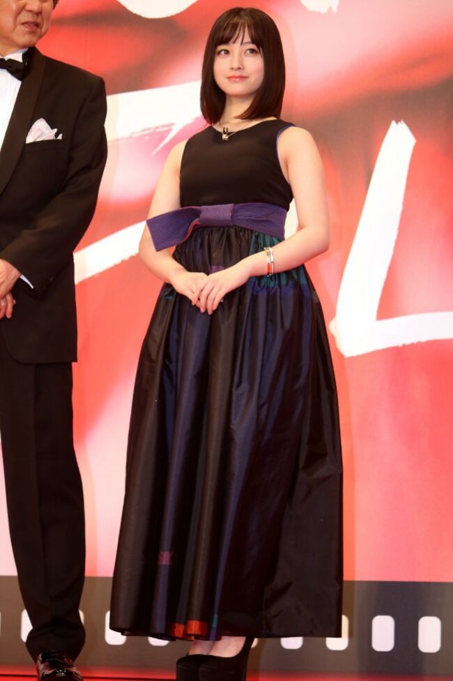 橋本環奈の巨乳谷間やグラビア画像659枚 おっぱいが大きい清純派女優の谷間や水着姿、お宝チラリショットまとめ114