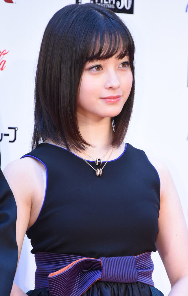 橋本環奈の巨乳谷間やグラビア画像659枚 おっぱいが大きい清純派女優の谷間や水着姿、お宝チラリショットまとめ120