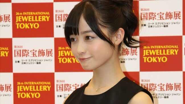 橋本環奈の巨乳谷間やグラビア画像659枚 おっぱいが大きい清純派女優の谷間や水着姿、お宝チラリショットまとめ122