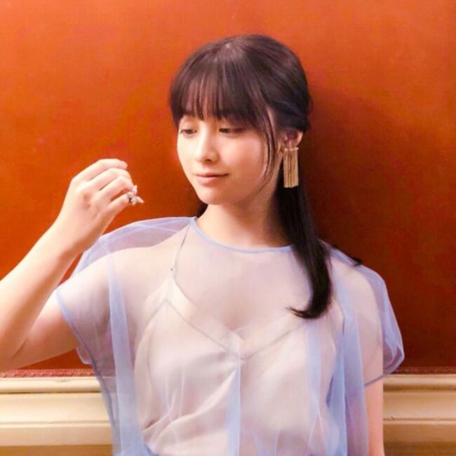 橋本環奈の巨乳谷間やグラビア画像659枚 おっぱいが大きい清純派女優の谷間や水着姿、お宝チラリショットまとめ336
