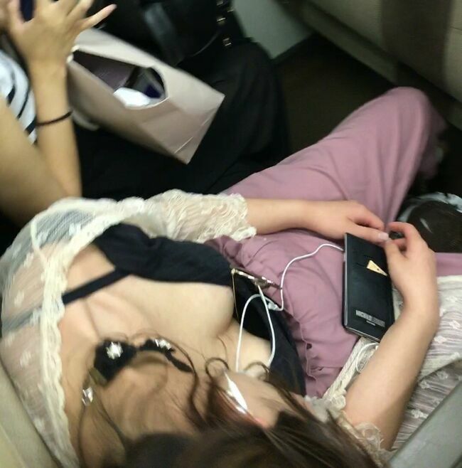 電車内胸チラ画像194枚 貧乳の乳首ポロリから巨乳の谷間チラまで素人おっぱい盗撮集めてみた‼【動画あり】047