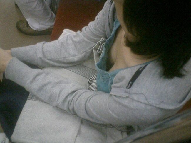 電車内胸チラ画像194枚 貧乳の乳首ポロリから巨乳の谷間チラまで素人おっぱい盗撮集めてみた‼【動画あり】060