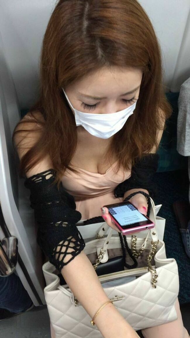 電車内胸チラ画像194枚 貧乳の乳首ポロリから巨乳の谷間チラまで素人おっぱい盗撮集めてみた‼【動画あり】130