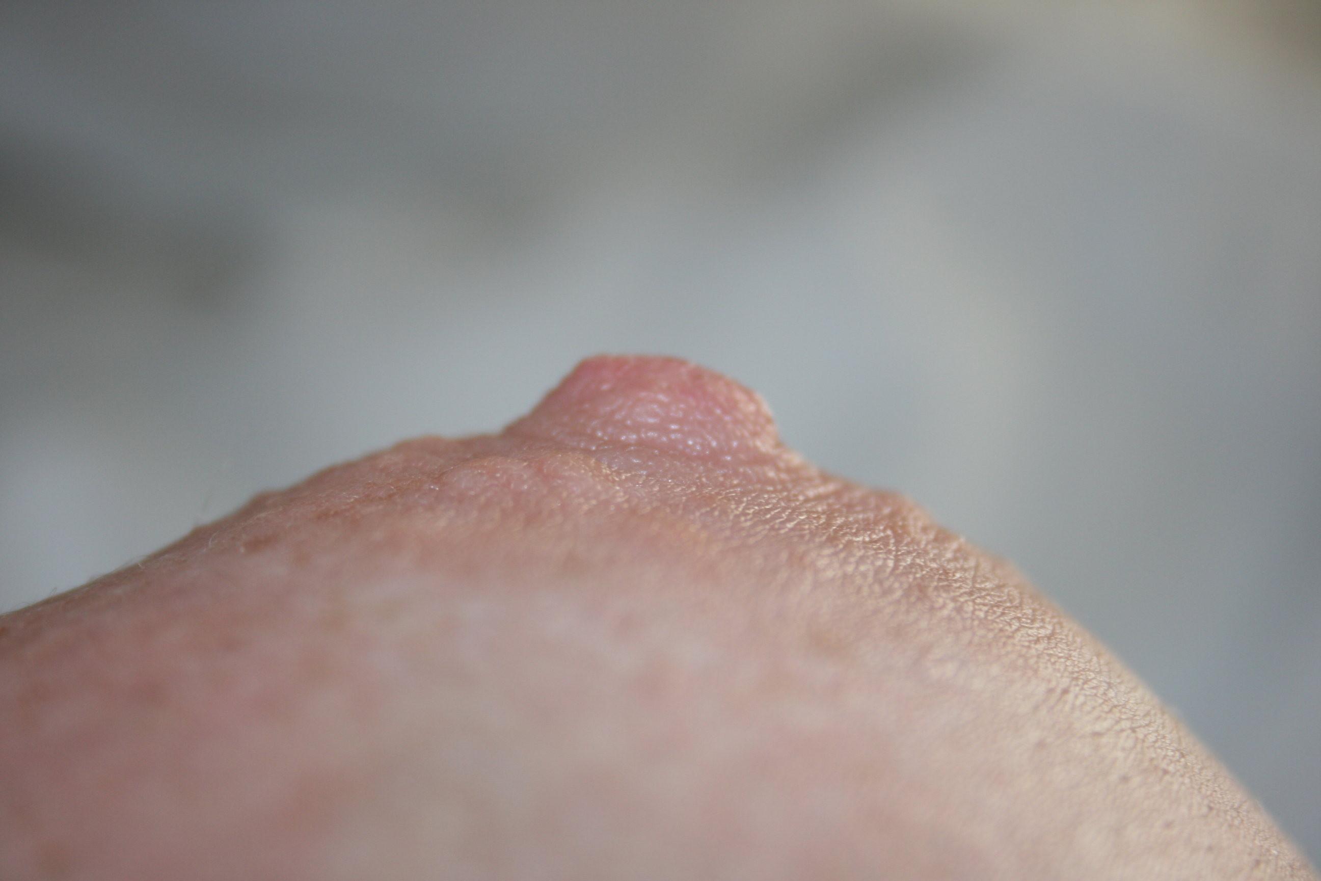 【高画質】乳首をドアップで見てみよう！細かなシワまでくっきりな乳首画像。025