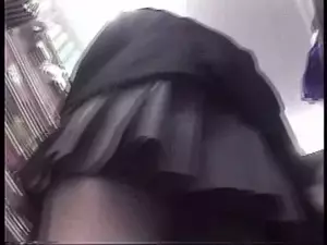 JK逆さ撮りエロGIF083