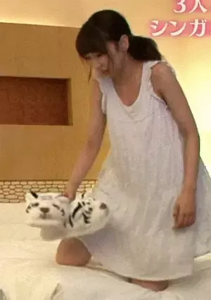 放送事故エロGIF画像177枚 アイドルの生放送お宝パンチラやグラビアのポロリ集めてみた087