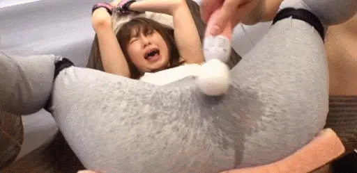 着衣潮吹きエロGIF画像33枚 スウェットやパンスト越しに電マで気持ち良くなってるシーン集めてみた013