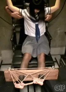 くすぐりエロGIF画像92枚 拘束され失禁するまでコチョコチョされてるシーン集めてみた055