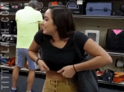 おっぱいチャレンジエロGIF画像46枚 屋外で自らポロリしてる巨乳外人集めてみた002